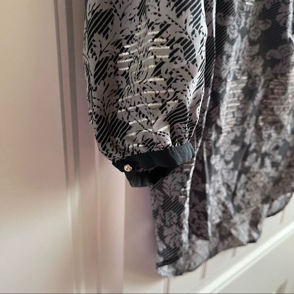 2/$16 New York & Company Gray Print V Neck Blouse; SZ S; Good Condition - Picture 3 of 6